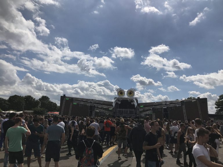 Springinsfeld, Bootshaus Festival, Mut zum Übermut, Köln, Fühlinger See, Deep House, Trap, Techno, Tech House, Don Diablo, Oliver Heldens, Yello Claw, Moksi, Solomun, Fritz Kalkbrenner, 19.08.2017, Crowd feiert ausgelassen auf der Bass Stage, einzigartige Kulisse an einem See, Raver, EDM-Fans aus ganz Deutschland, Mut zum Übermut, Deutschland,